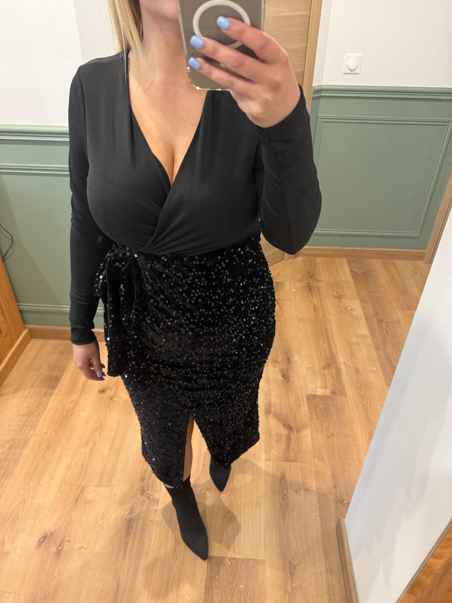 Robe Midi Noire à Sequins - Elégance & Glamour