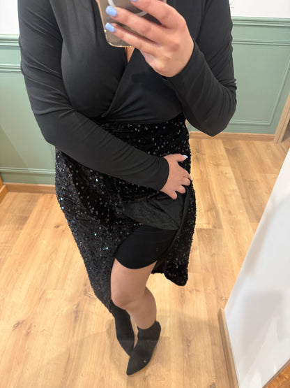 Robe Midi Noire à Sequins - Elégance & Glamour