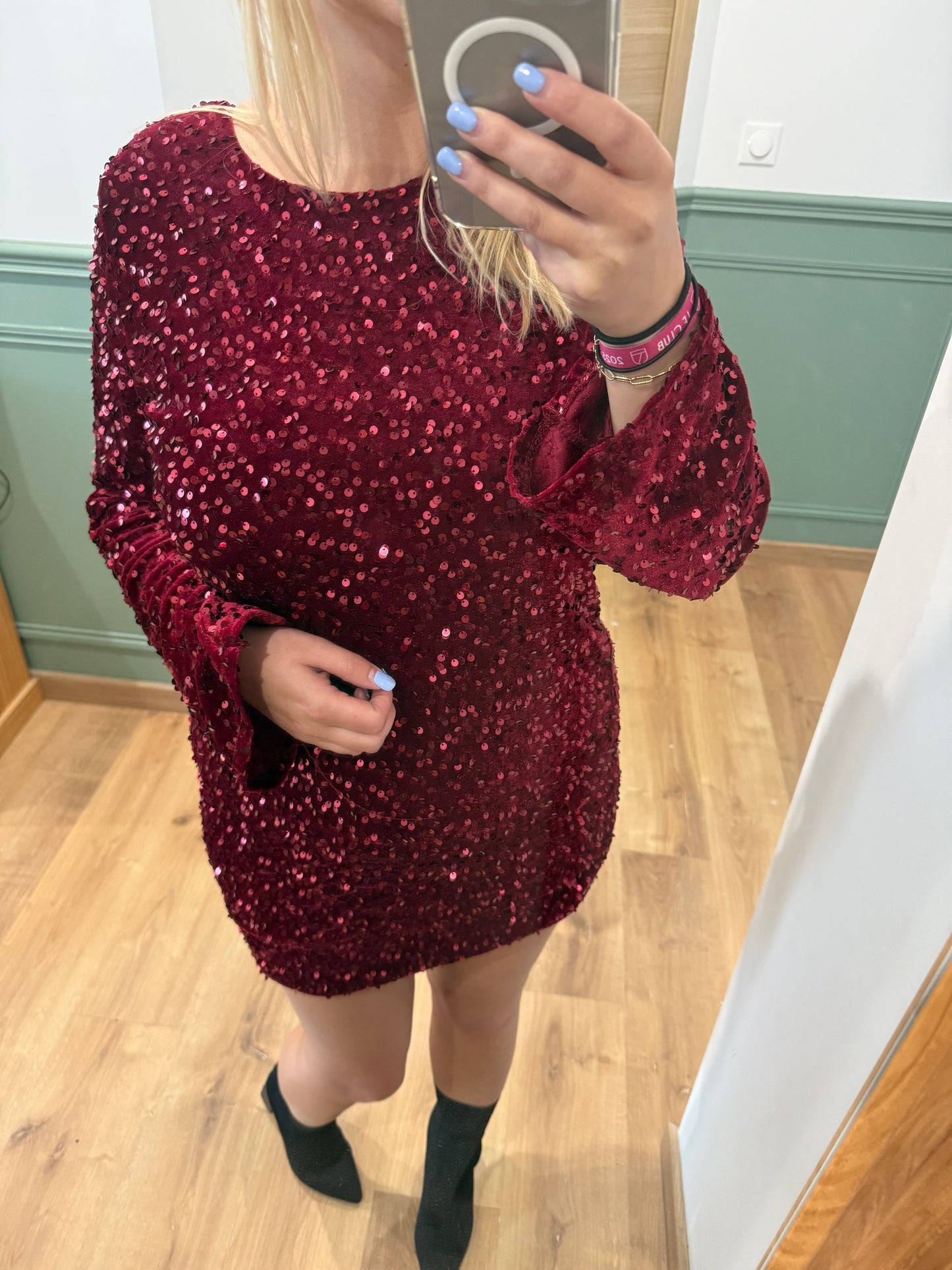 Robe Courte à Sequins – Rouge Étincelant